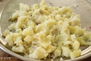 Mashing the boiled potatoes nicely