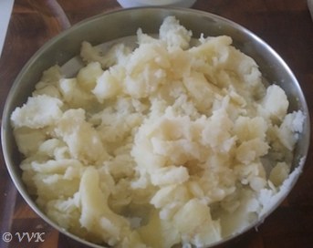Mashing the boiled potatoes