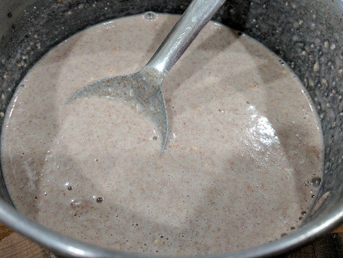 In a mixing bowl, adding the ragi flour, wheat flour, and oats flour along with a pinch of salt and powdered sugar