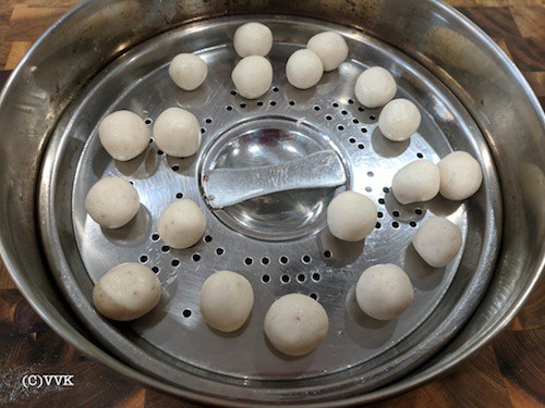 Using a steamer to tray to cook the dough balls