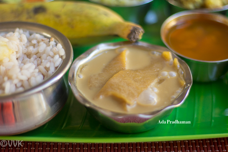 Ada Pradhaman on a green tray