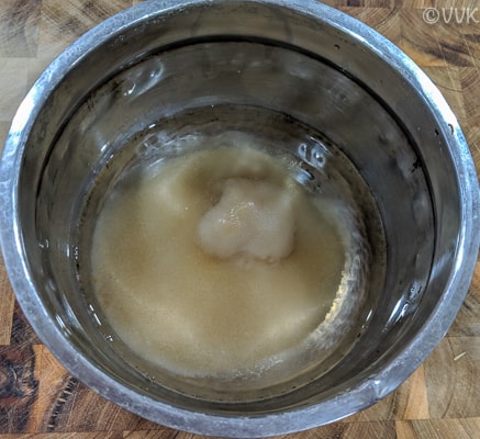 Mixing agar-agar, water, and sugar in a bowl