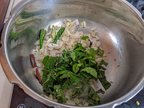 yakhni pulav adding mint
