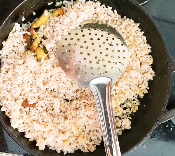 garlic rice adding cooked rice