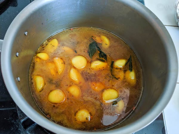 adding tamarind water to poondu kuzhambu
