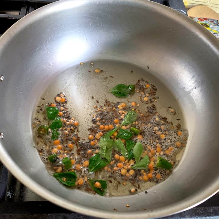 adding curry leaves to semiya upma