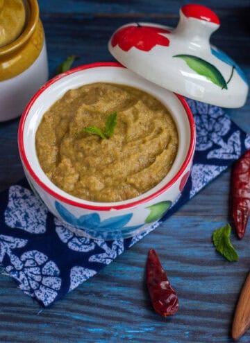 square image of chow chow chutney kept in a small ceramic bowl