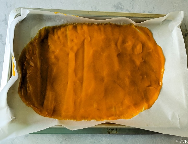 mango puree in the baking tray