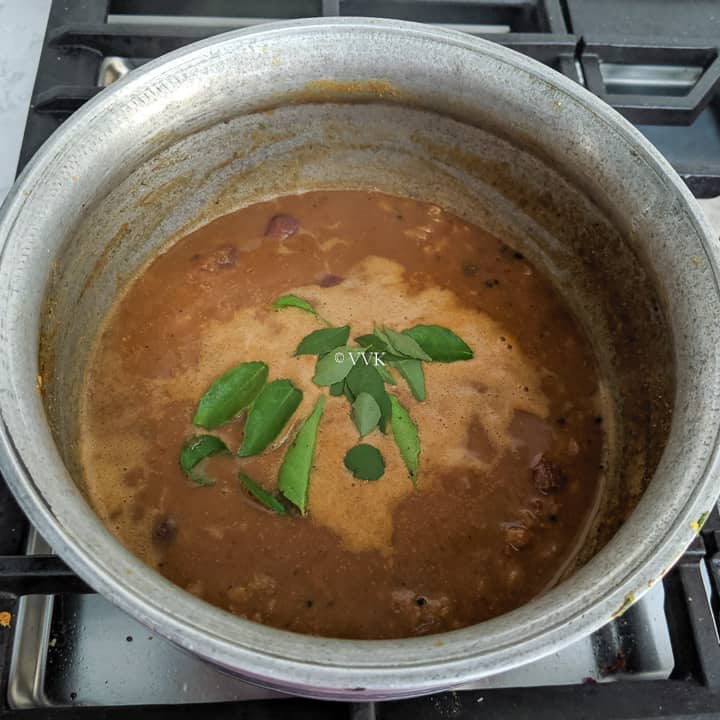 adding curry leaves to sambar