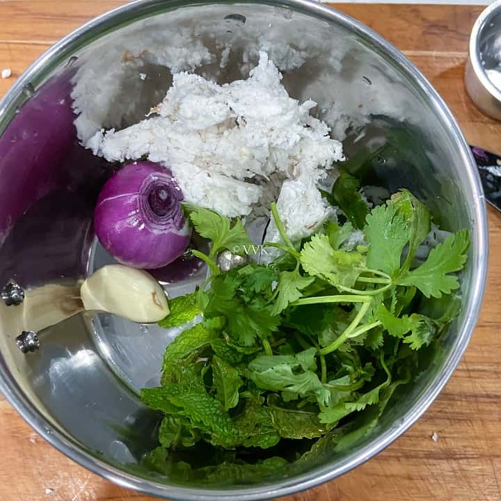 ingredients required for the chutney placed in the mixer jar