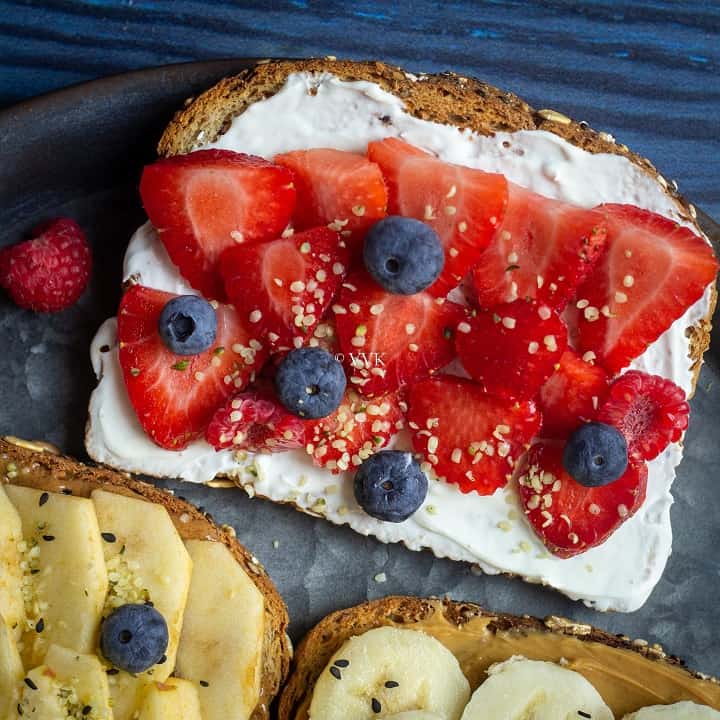 creme cheese and berries toast