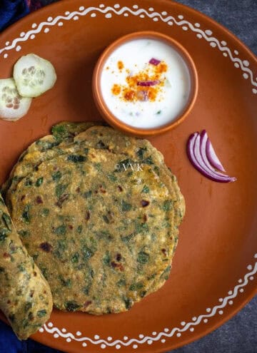 methi paratha in clay plate with raita