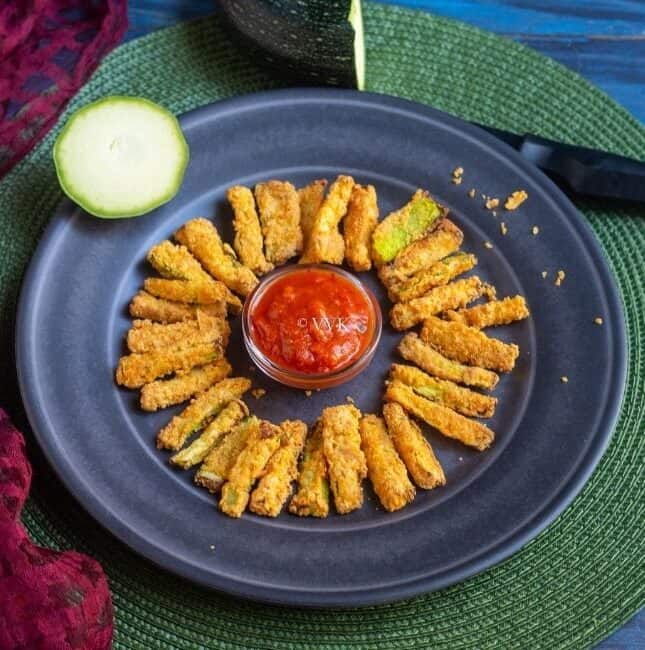 zucchini fries with marinara placed in a tray