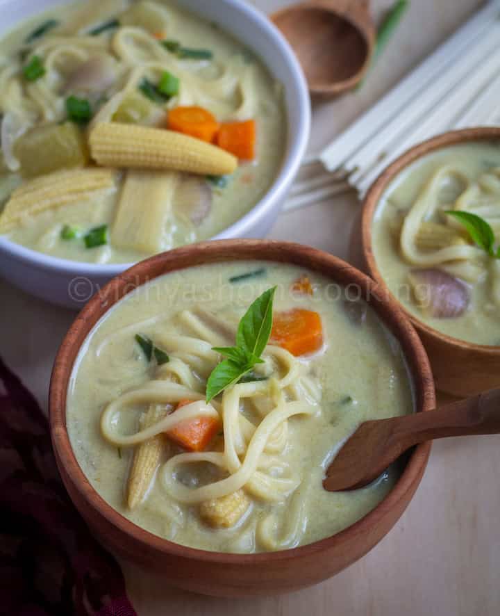 khao soi served in wooden bowl