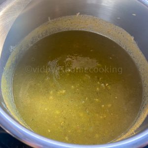 simmering the peas gravy