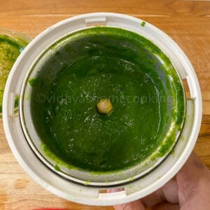 pureeing spinach and green chilies