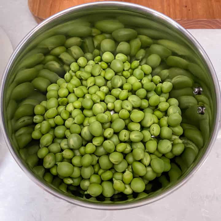 fresh green peas in the mixer jar