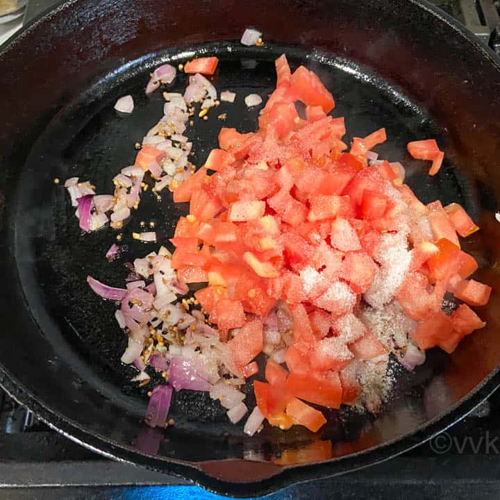 cooking tomatoes along with salt