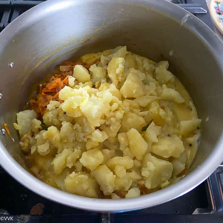 add the mashed potatoes and besan slurry