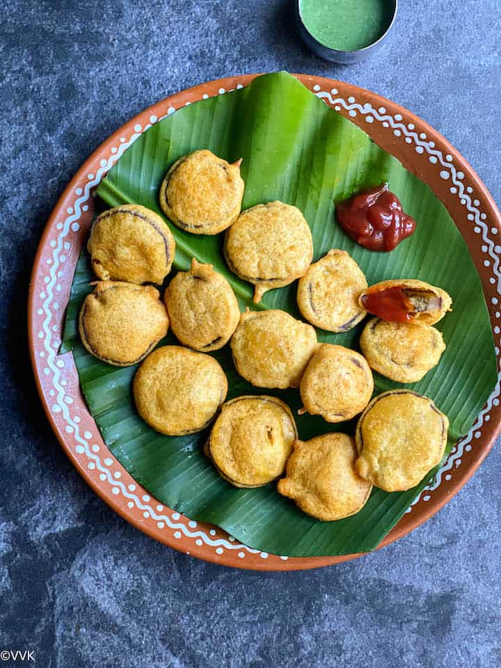 eggplant bajji served in banana leaf placed on a terracotta plate