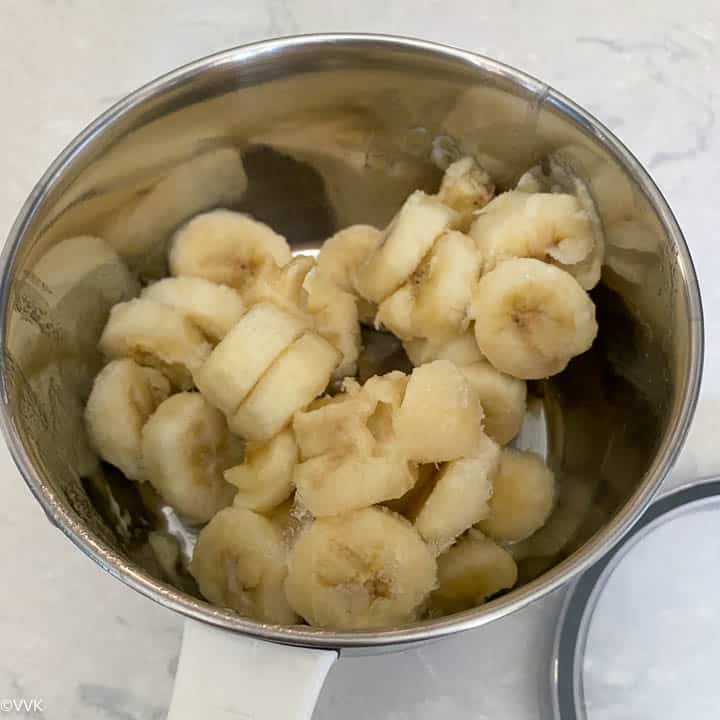 adding banana to the mixer jar