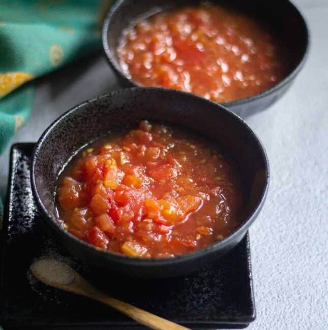 tomato sweet relish served in black bowls