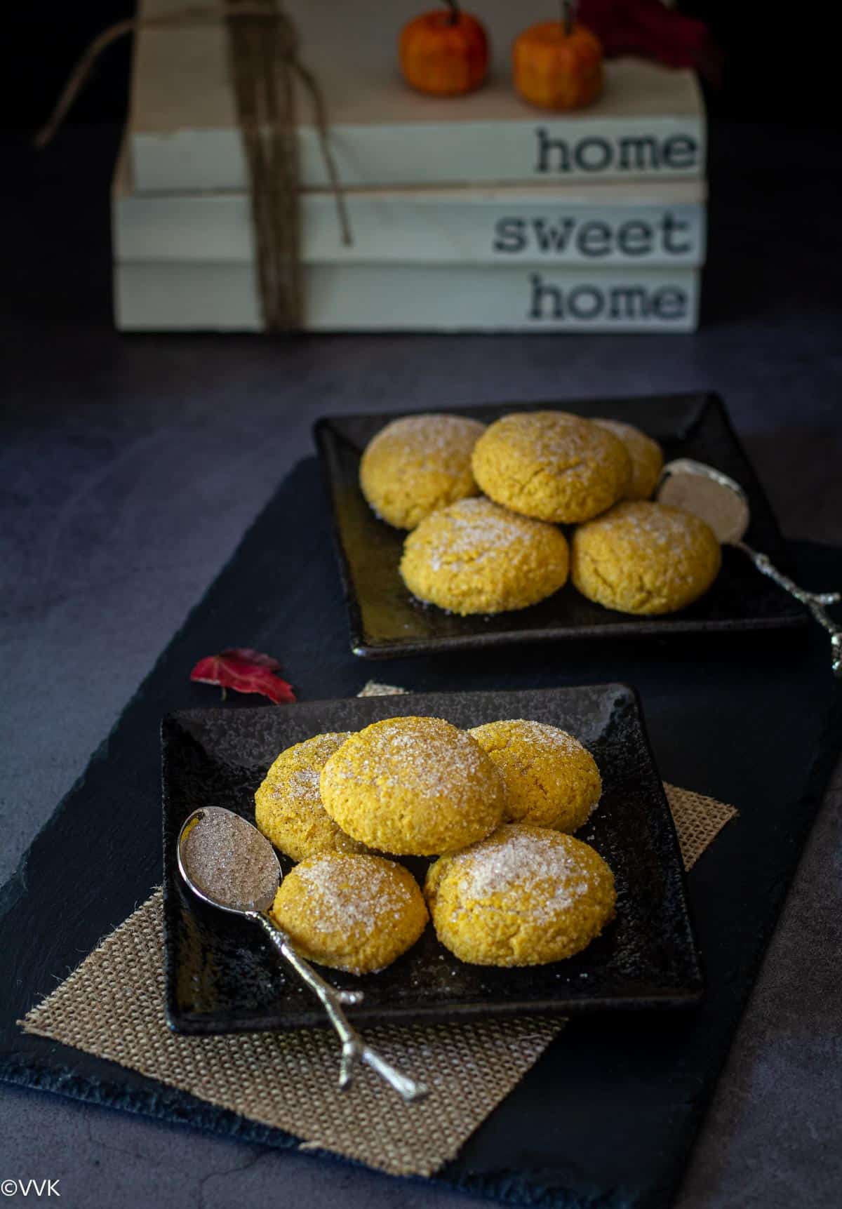 vegan and gluten-free pumpkin spice cookies placed on two black plates