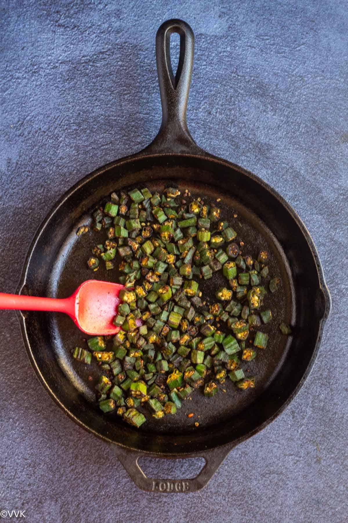 overhead shot of okra fry served directly from the cast iron pan