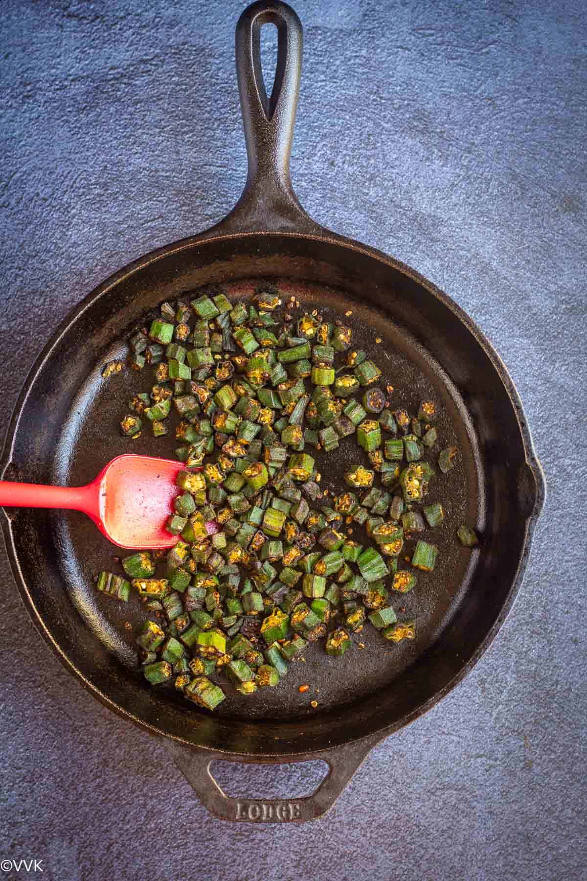 south indian bhindi fry served in cast iron pan