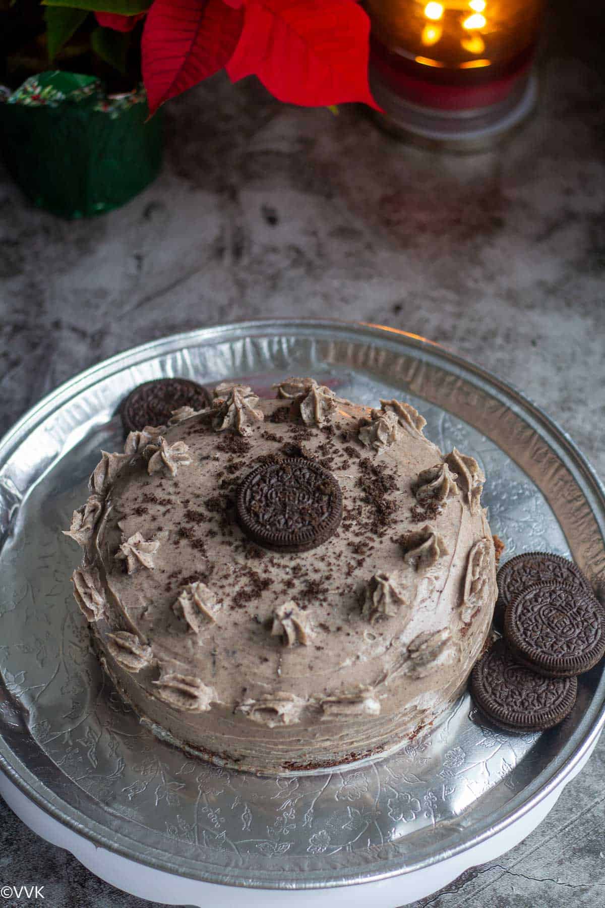 eggless oreo cake served in silver tray with oreo cookies on the side