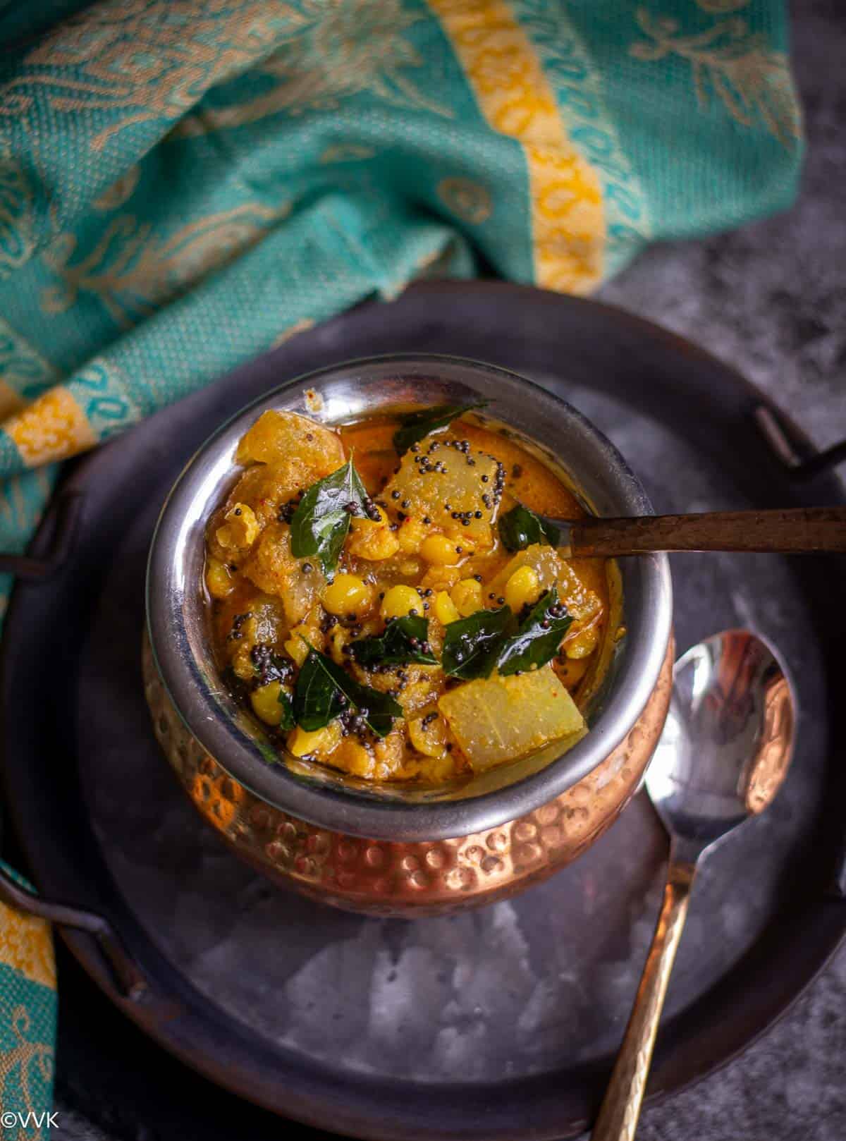 vellai poosanikai kootu served in traditional pot placed in a plate