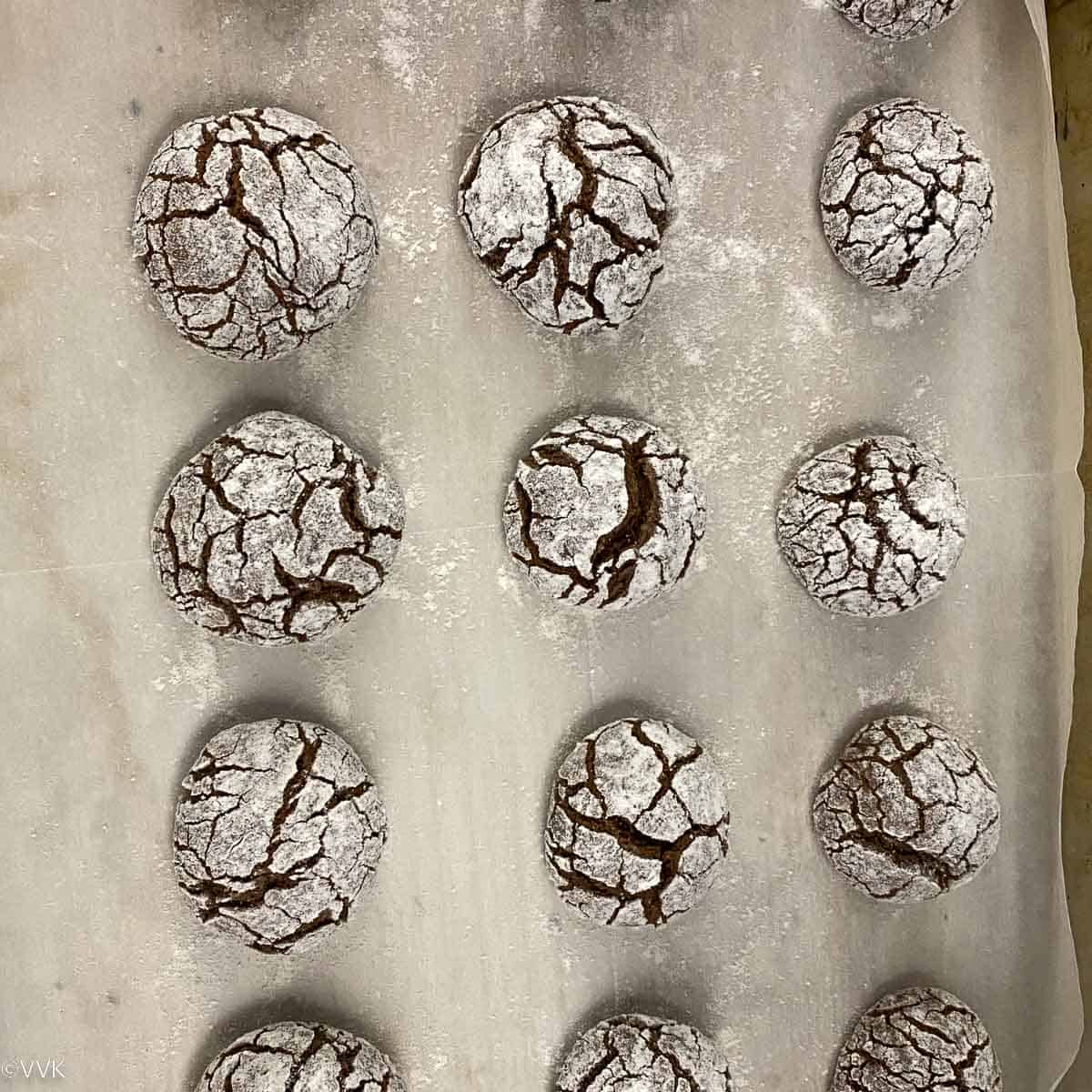 baked eggless chocolate crinkle cookies