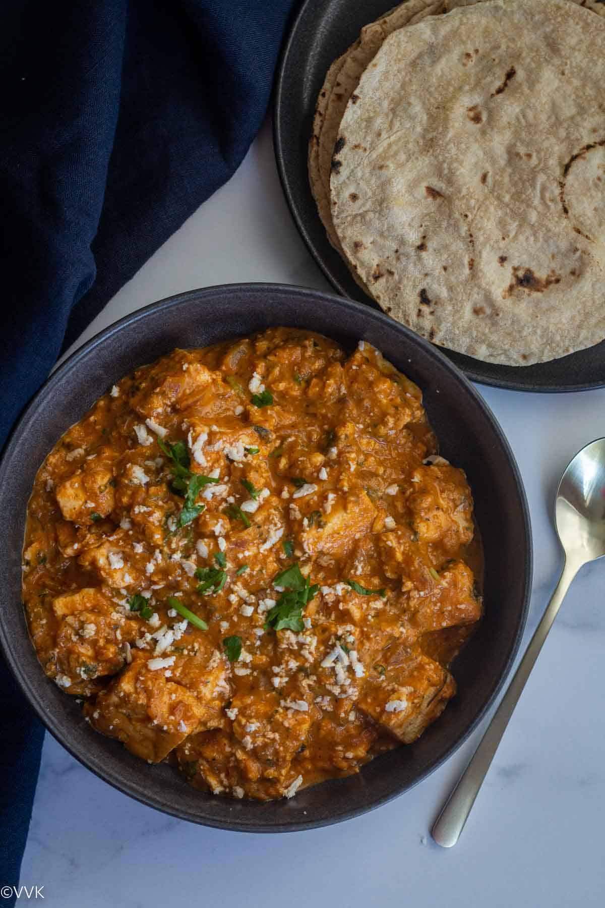 over head shot of paneer lababdar served with roti 