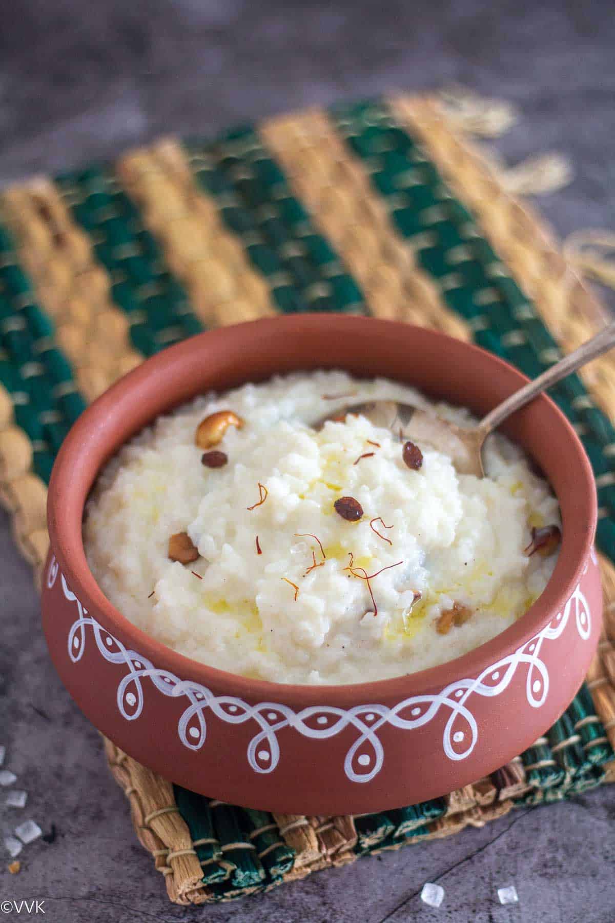 kalkandu sadam served in clay pot placed on green mat