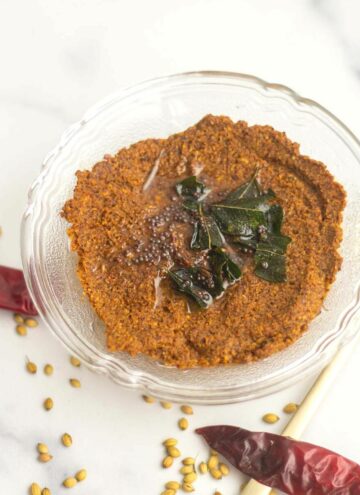 dhaniya chutney served in glass bowl