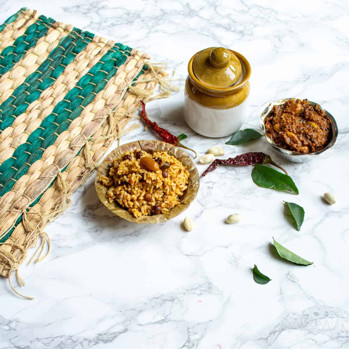 puliyodharai served in leaf bowl