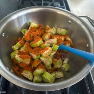 adding brinjals with spice mix
