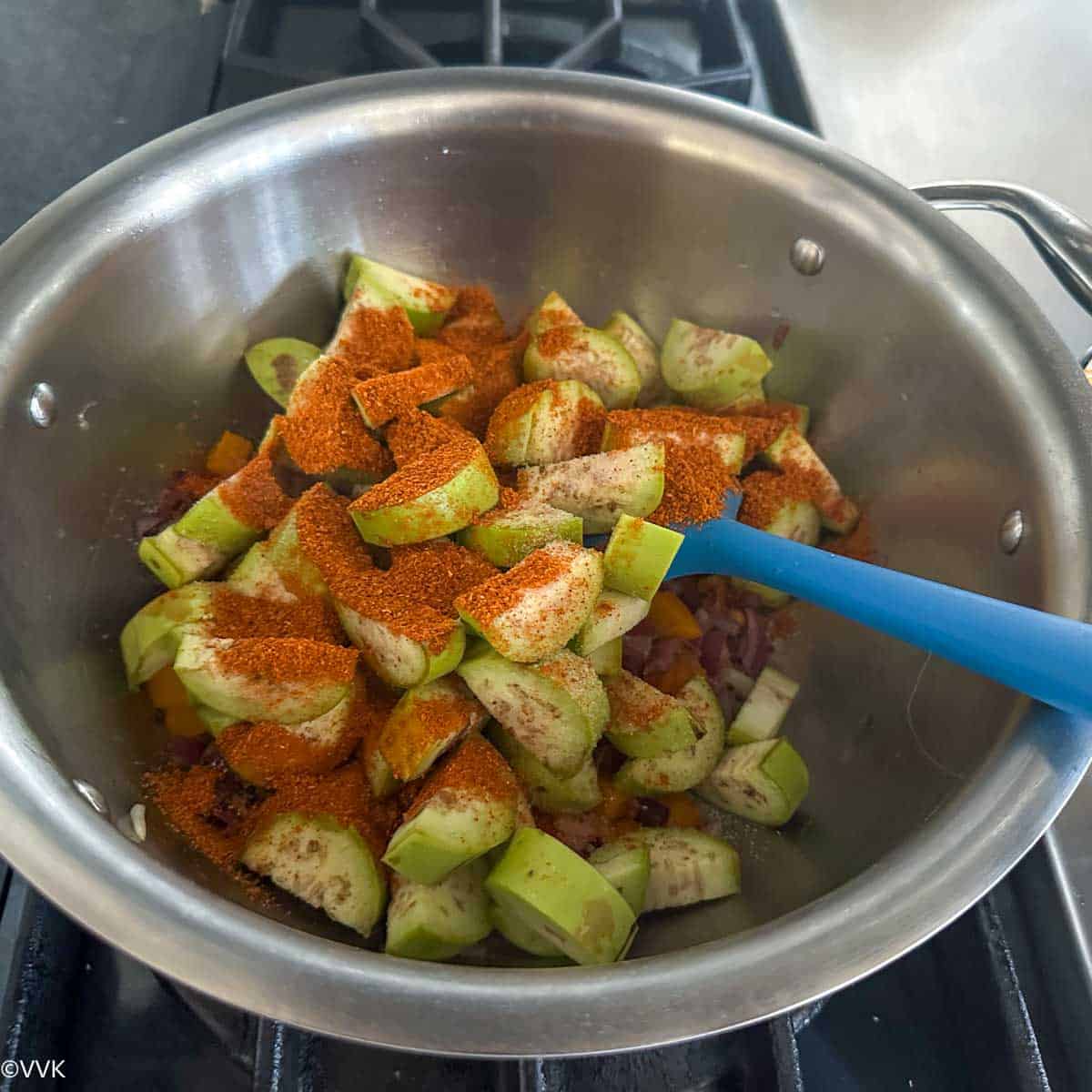 adding brinjals with spice mix