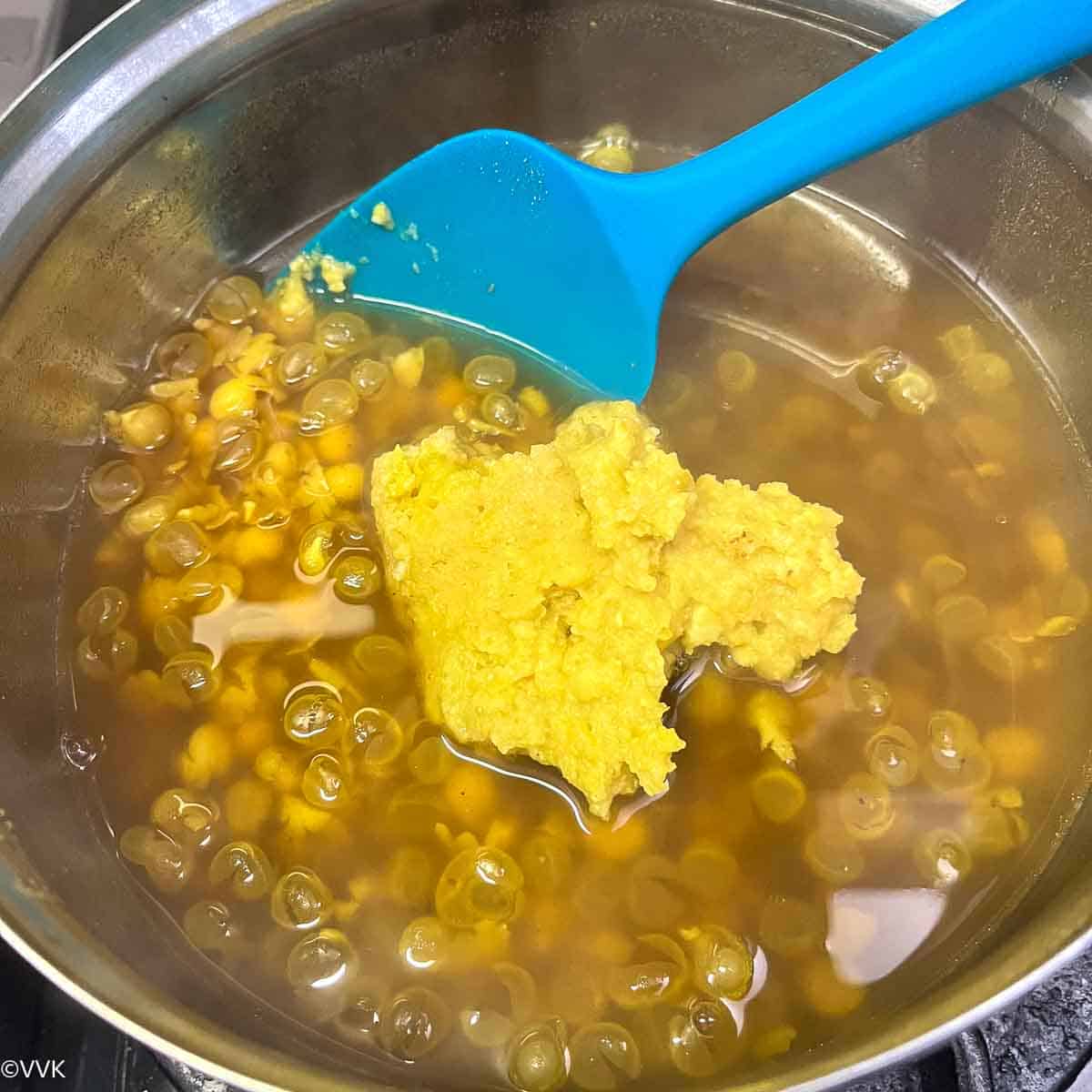 cooked white peas with spices added
