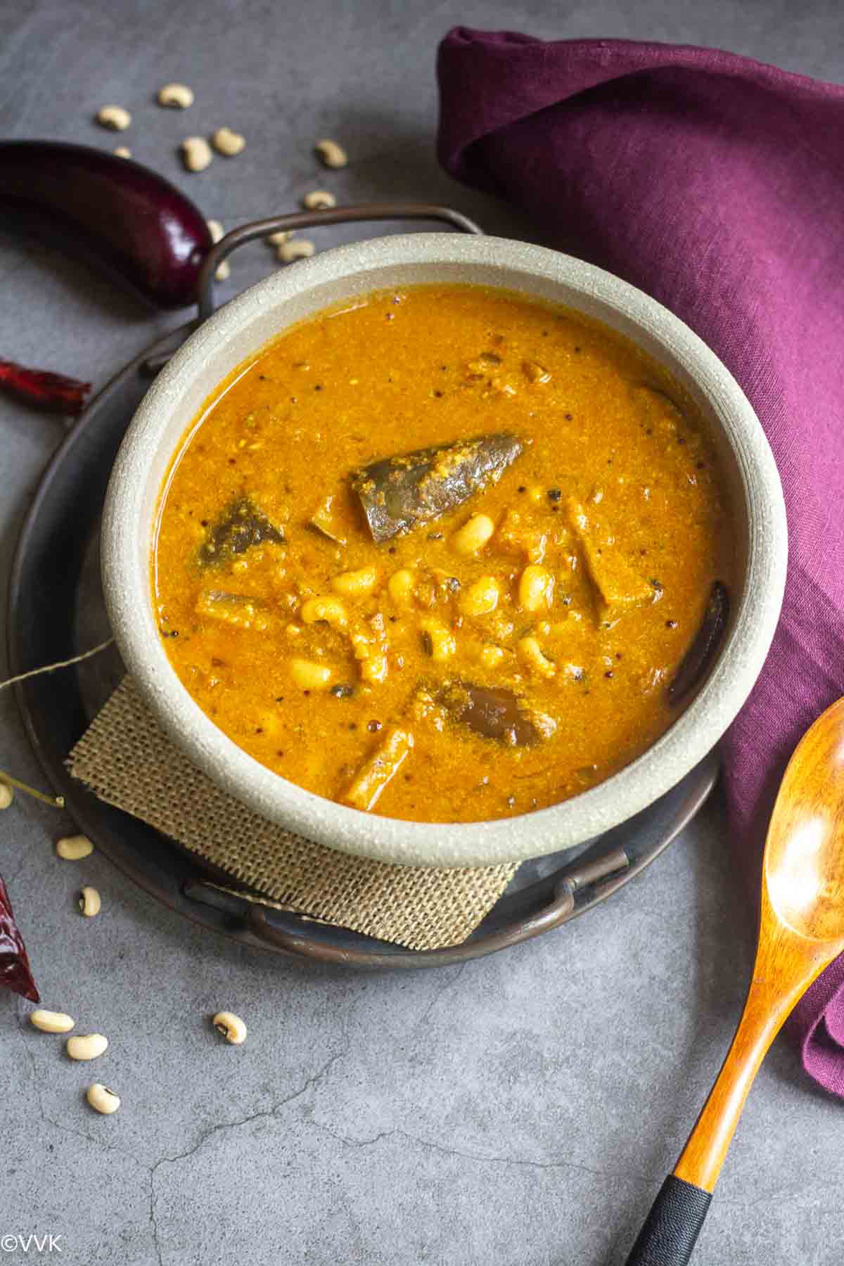 kongu nadu thatta payaru kathirikai kuzhambu served in white ceramic ware with spatula on the side